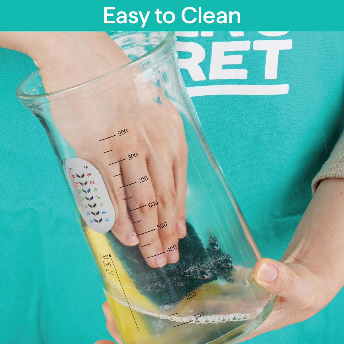Easy to clean: washing the wide-mouth sourdough jar by hand